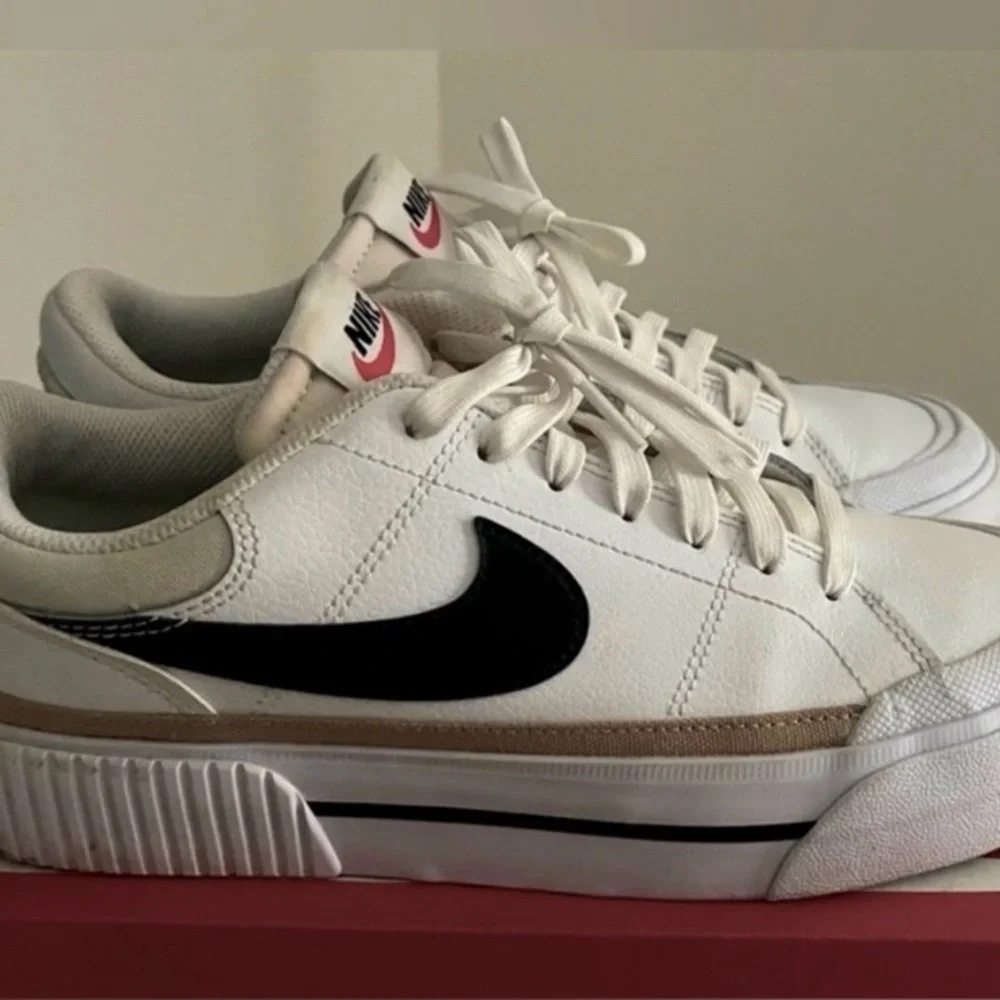 NEW fabulous Nike white and black with a copper stripe Big Swoosh Classic Size 8 - Picture 11 of 11